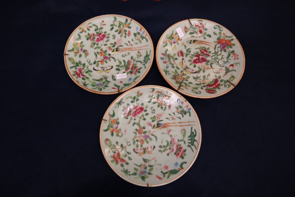 Tray of mixed Chinese porcelain dishes to include; Canton famille rose decorated dish, - Image 4 of 11