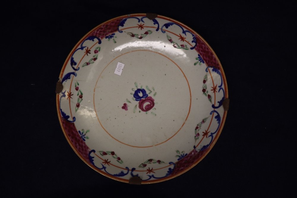 Tray of mixed Chinese porcelain dishes to include; Canton famille rose decorated dish, - Image 8 of 11