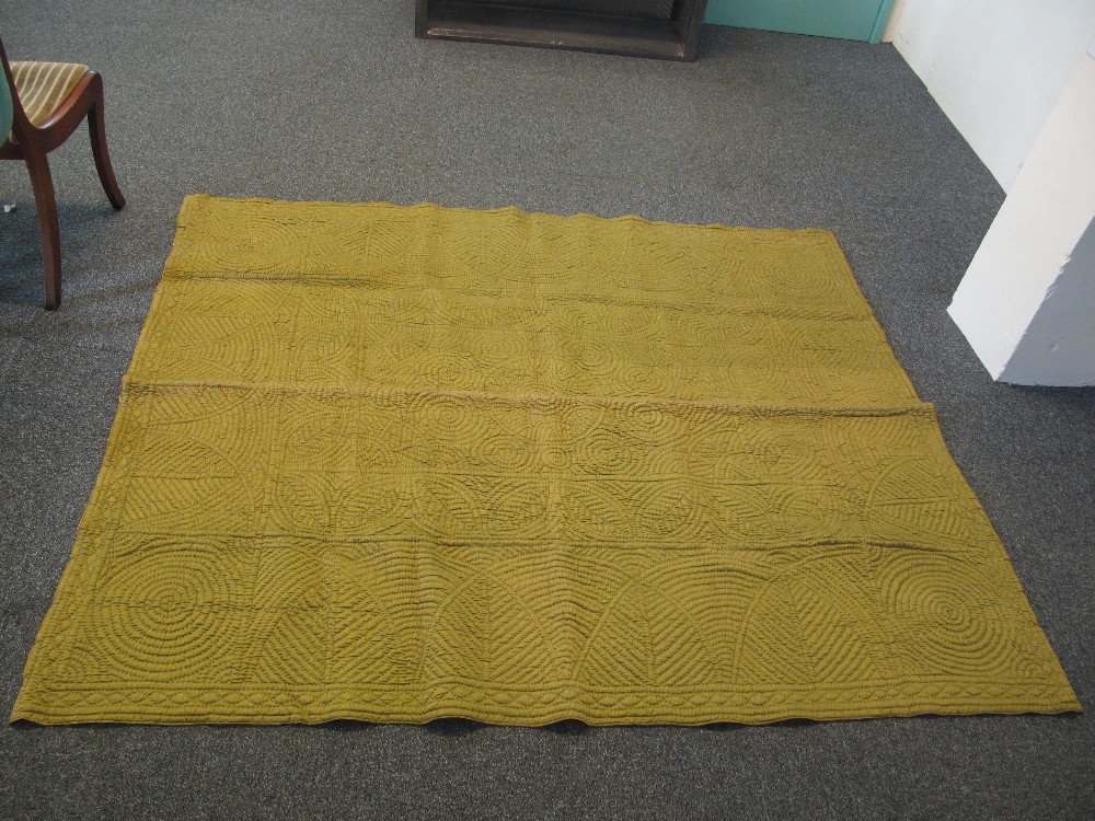 A vintage double size quilt with green on one side and yellow on the other, - Image 7 of 7
