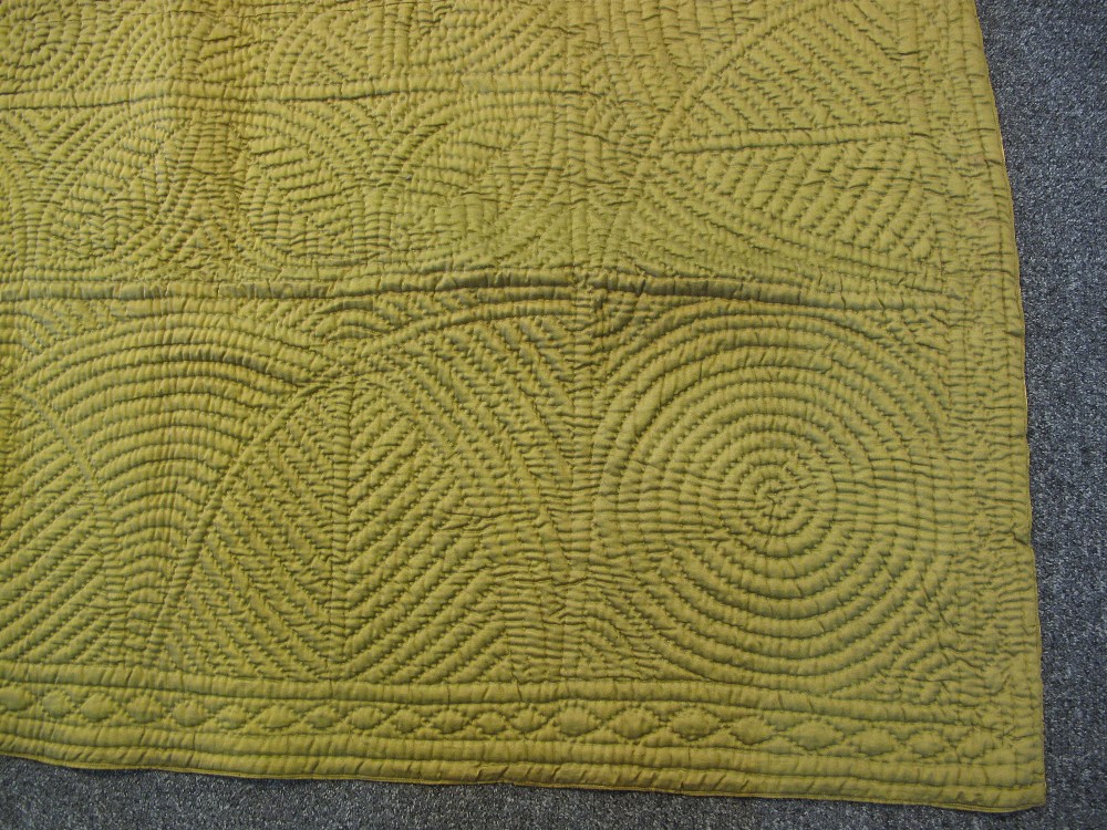 A vintage double size quilt with green on one side and yellow on the other, - Image 5 of 7
