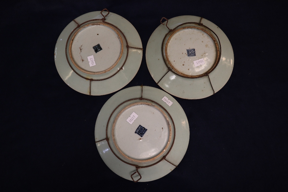 Tray of mixed Chinese porcelain dishes to include; Canton famille rose decorated dish, - Image 3 of 11