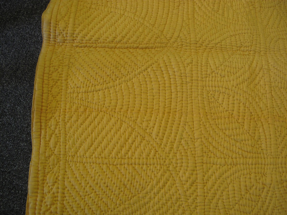 A vintage double size quilt with green on one side and yellow on the other, - Image 3 of 7