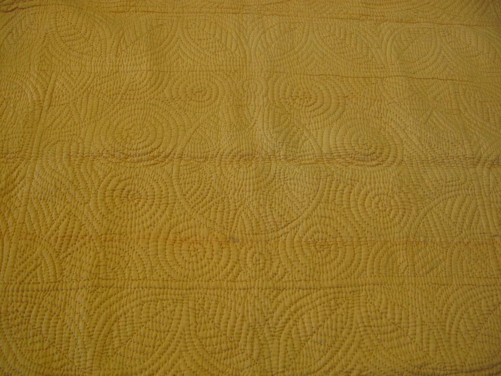 A vintage double size quilt with green on one side and yellow on the other, - Image 2 of 7