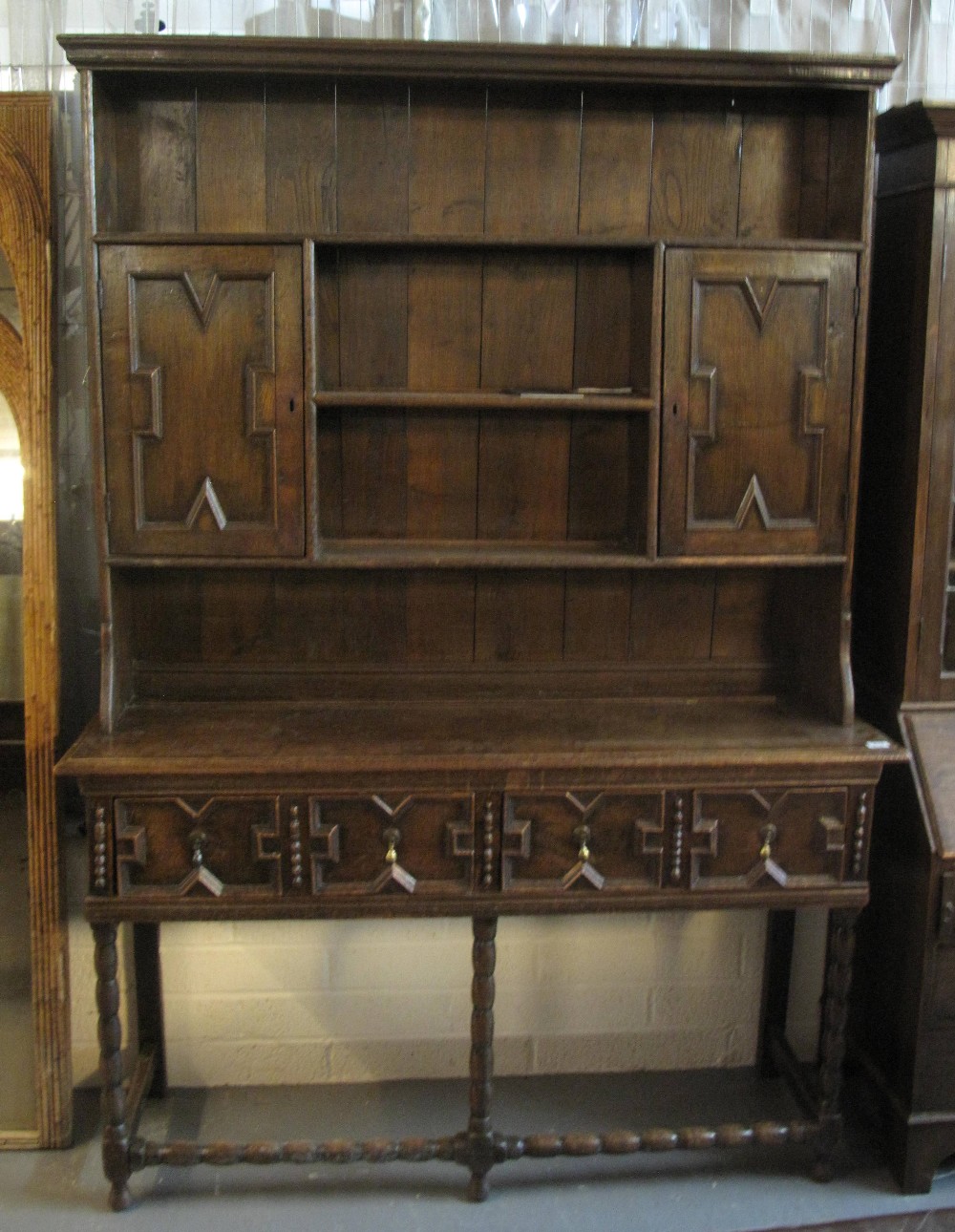Early 20th Century oak two stage Jacobean style dresser. (B.P. 24% incl.