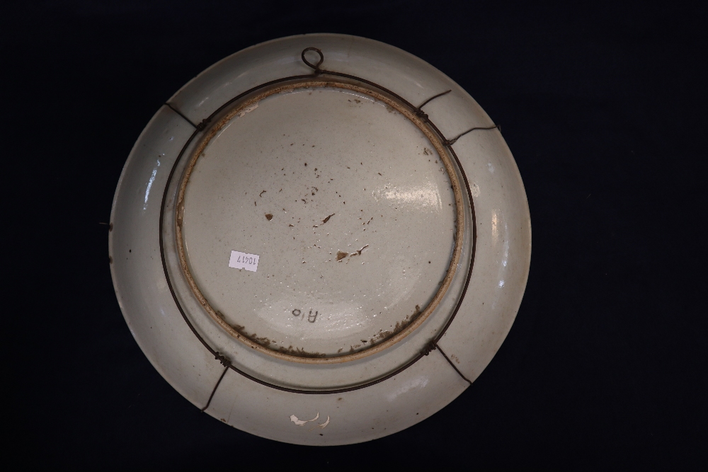 Tray of mixed Chinese porcelain dishes to include; Canton famille rose decorated dish, - Image 5 of 11