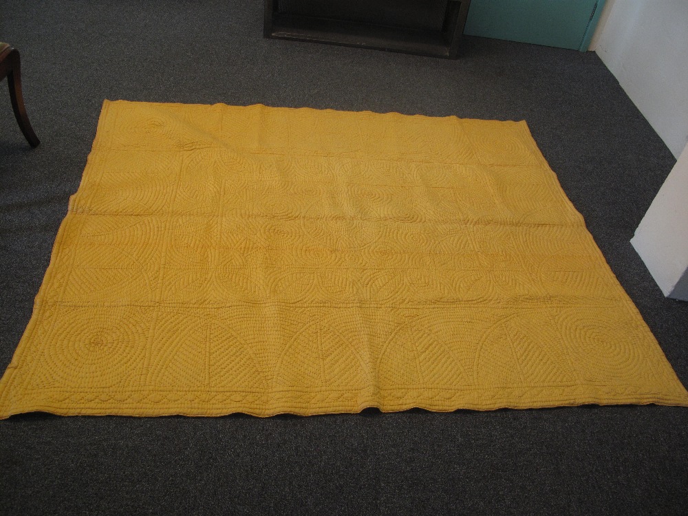 A vintage double size quilt with green on one side and yellow on the other, - Image 4 of 7