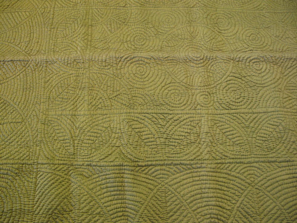 A vintage double size quilt with green on one side and yellow on the other, - Image 6 of 7