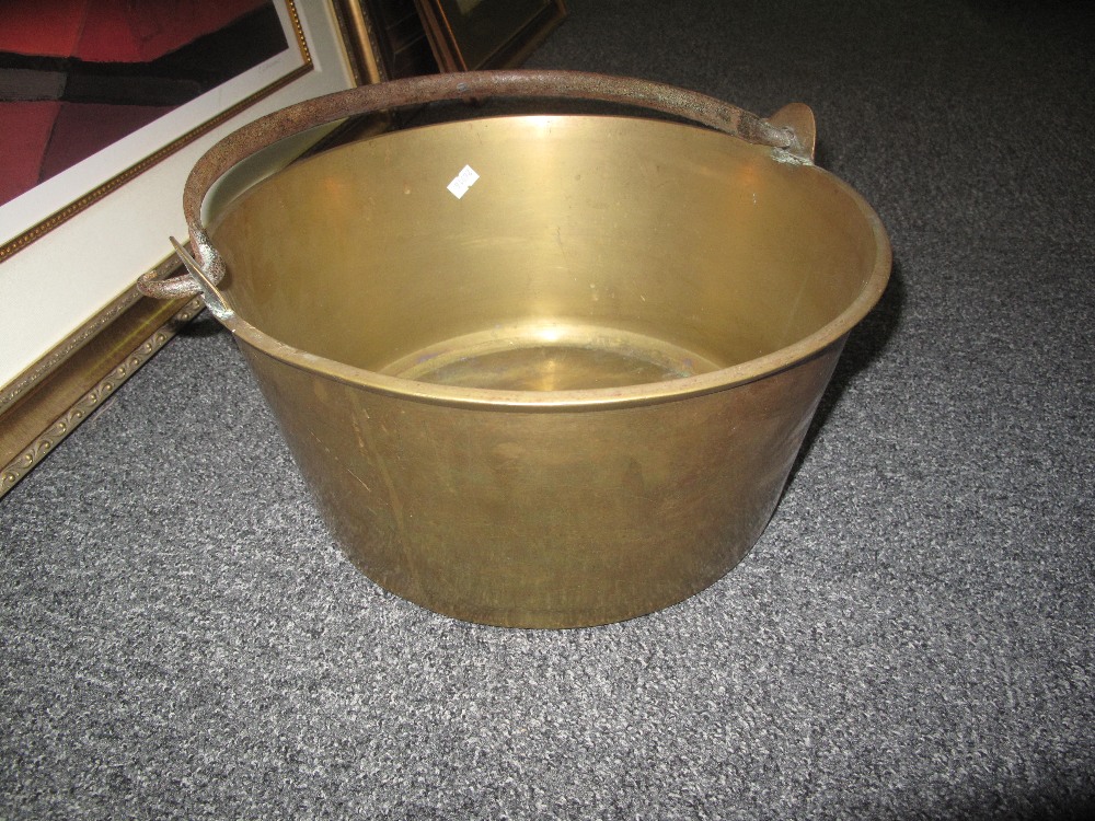 Heavy brass preserving pan with iron handle. (B.P. 24% incl. - Image 2 of 4