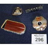 A pique heart, agate vesta case etc. (B.P. 24% incl.