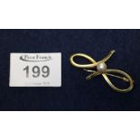 A French 18ct gold bow brooch set with a pearl, 5.8g approx. (B.P. 24% incl.