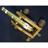 Good quality brass and wooden desk cannon. (B.P. 24% incl.