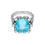 Aquamarin-Diamant-Ring, in Weissgold 18K, ein Aquamarin-Oval von ca. 8,00 ct, flankiert von je 3