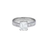 Diamant Ring, excellente Juweliersarbeit in Weissgold 18K, signiert Armin Kurz. Im Zentrum ein