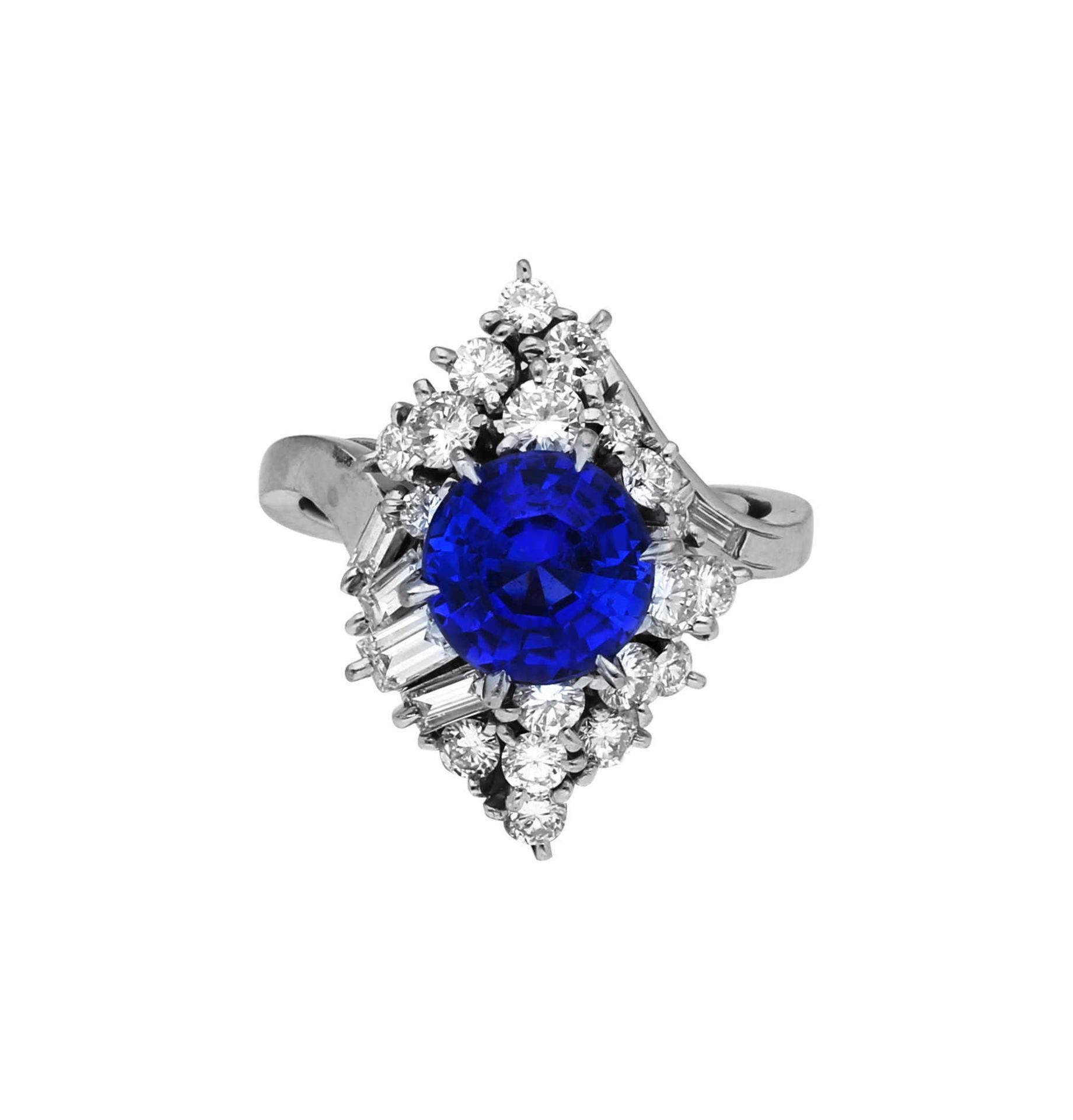 Tansanit-Diamant-Ring, glamuröses Design in Weissgold 18K. Als Blickfang ein rund-facettierter