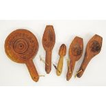 Four wooden kitchen moulds and a wood lemon reamer (5)