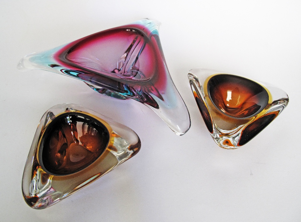 Two 1960s trefoil blown, gradient coloured crystal bowls probably Czech, W26cm and W14cm. (2)