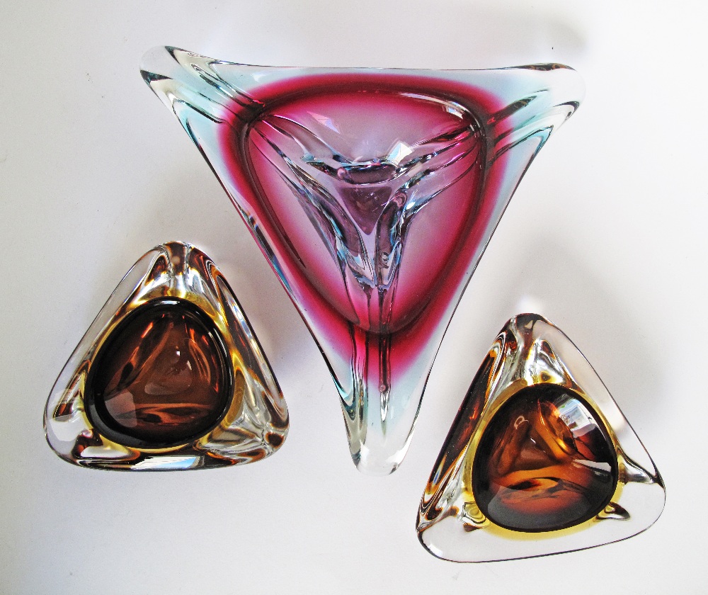 Two 1960s trefoil blown, gradient coloured crystal bowls probably Czech, W26cm and W14cm. (2) - Image 2 of 4