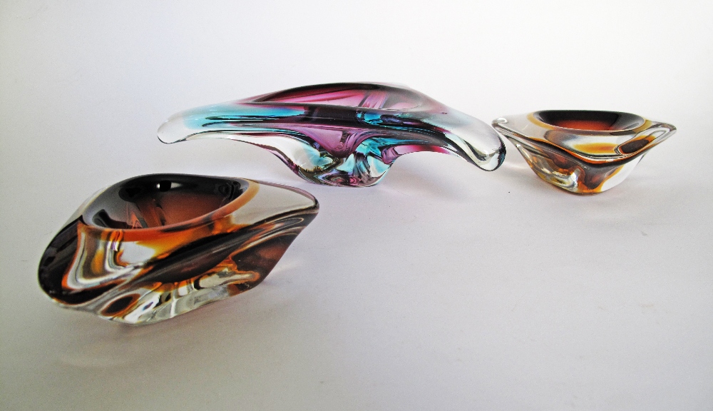 Two 1960s trefoil blown, gradient coloured crystal bowls probably Czech, W26cm and W14cm. (2) - Image 3 of 4