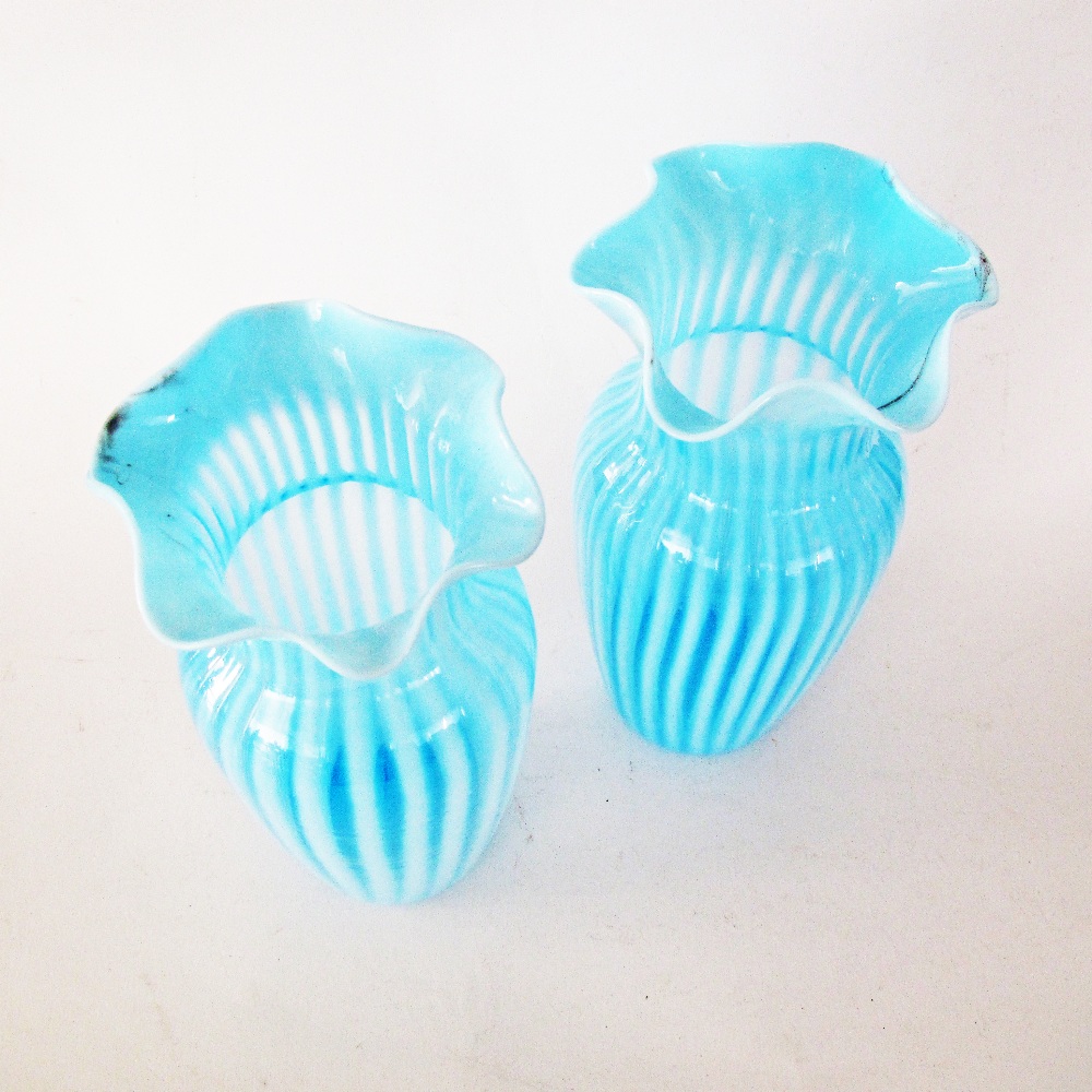 A pair of blue opaline vases - Image 2 of 3