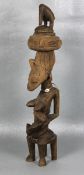 afrikanische HolzsskulpturAfrika, geschnitzte Holzskulptur einer stillenden Mutter mit Säugling, auf