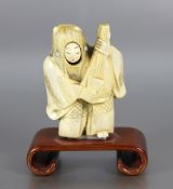 japan. Netsukeum 1900, Japan, Elfenbein-Netsuke, vollrund geschnitzte wohl weibliche Gestalt mit