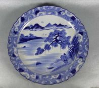 japanischer Arita-Teller19. Jhd., Japan, Arita, roßer Teller im Fond blaues Landschaftsdekor, rechts