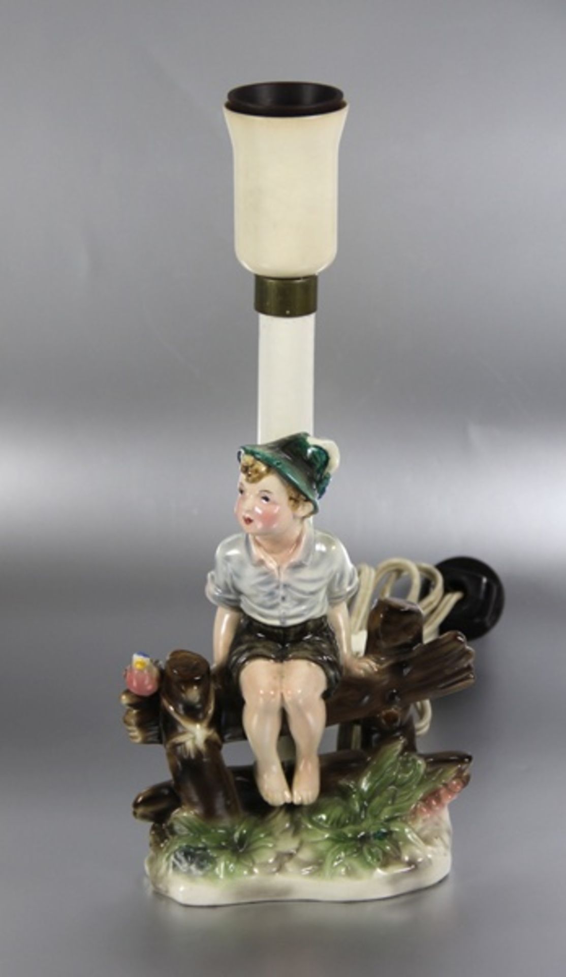 figurale LampeGemco, Lampe mit plastischem Knaben auf einem Zaun, elektrifiziert, Gebr.sp., H. 29