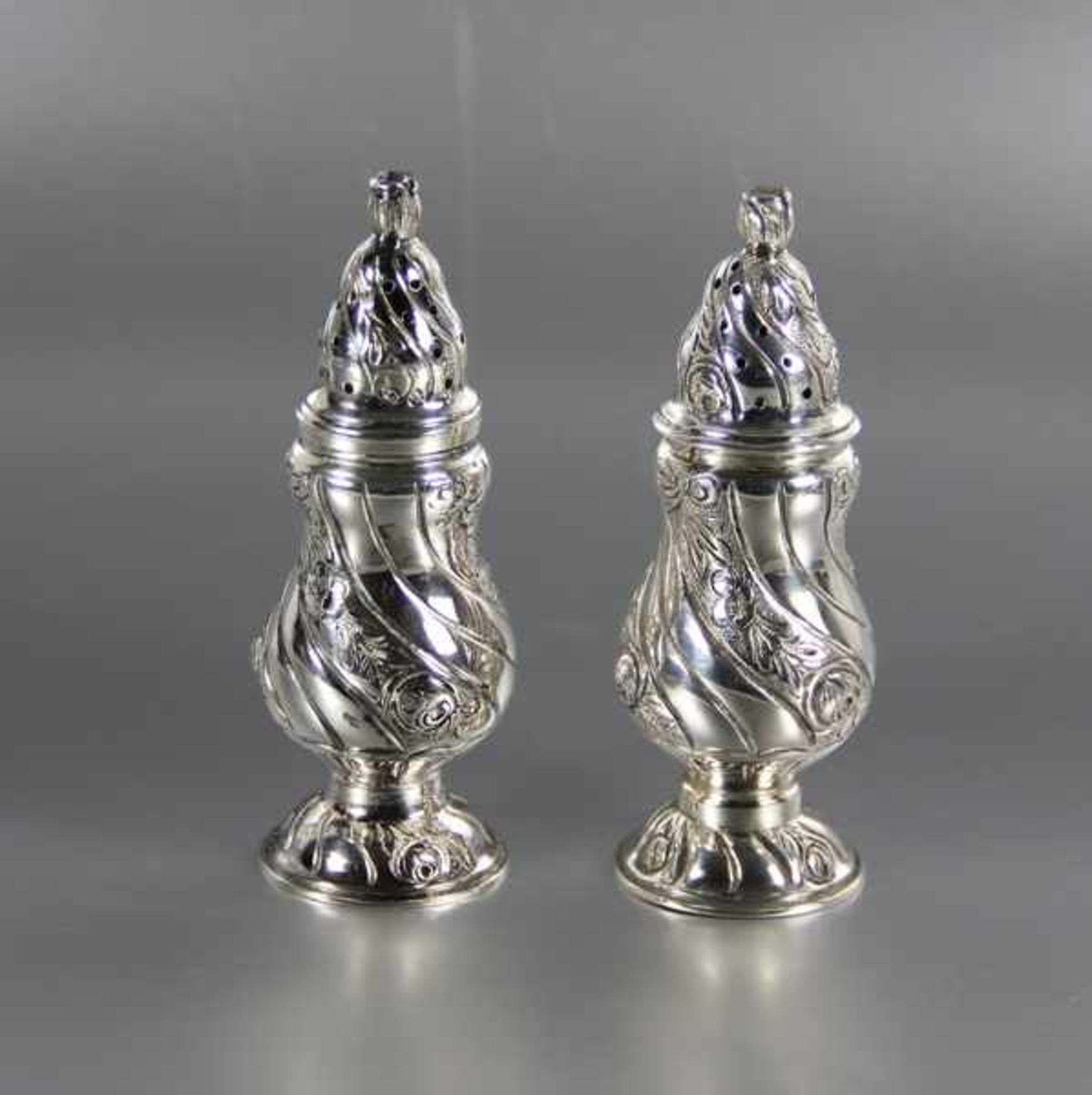Paar Gewürz-Streuer835er Silber, Schweden, Paar Gewürzstreuer, birnenförmige godronierte Wandung mit