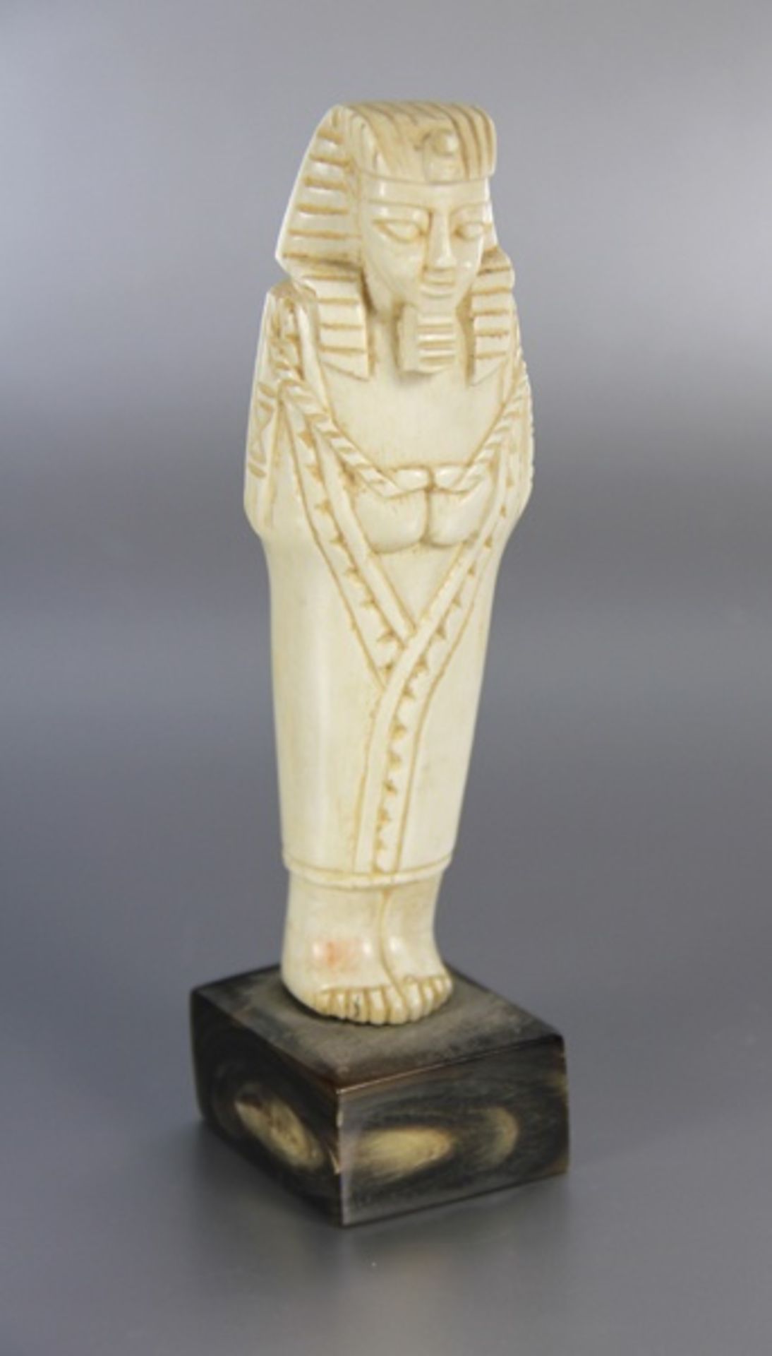 Pharaonen-Skulpturvor 1943, Elfenbein, geschnitzte Skulptur eines stehenden Pharaos oder Ägypters,