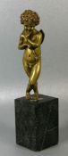 Bronze-Amor19. Jhd., Bronze-Amor, geflüglter stehender Knabe, mit gekreuzten Beinen, mit