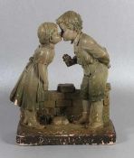 Figurengruppeum 1900/30, Der erste Kuss, Gips, Figurengruppe küssender Junge und Mädchen, fabrig