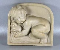 Putto-Relief20. Jhd., Aramarmor, Relief eines Putto als Flussgott, eine Amphore ausgießend,