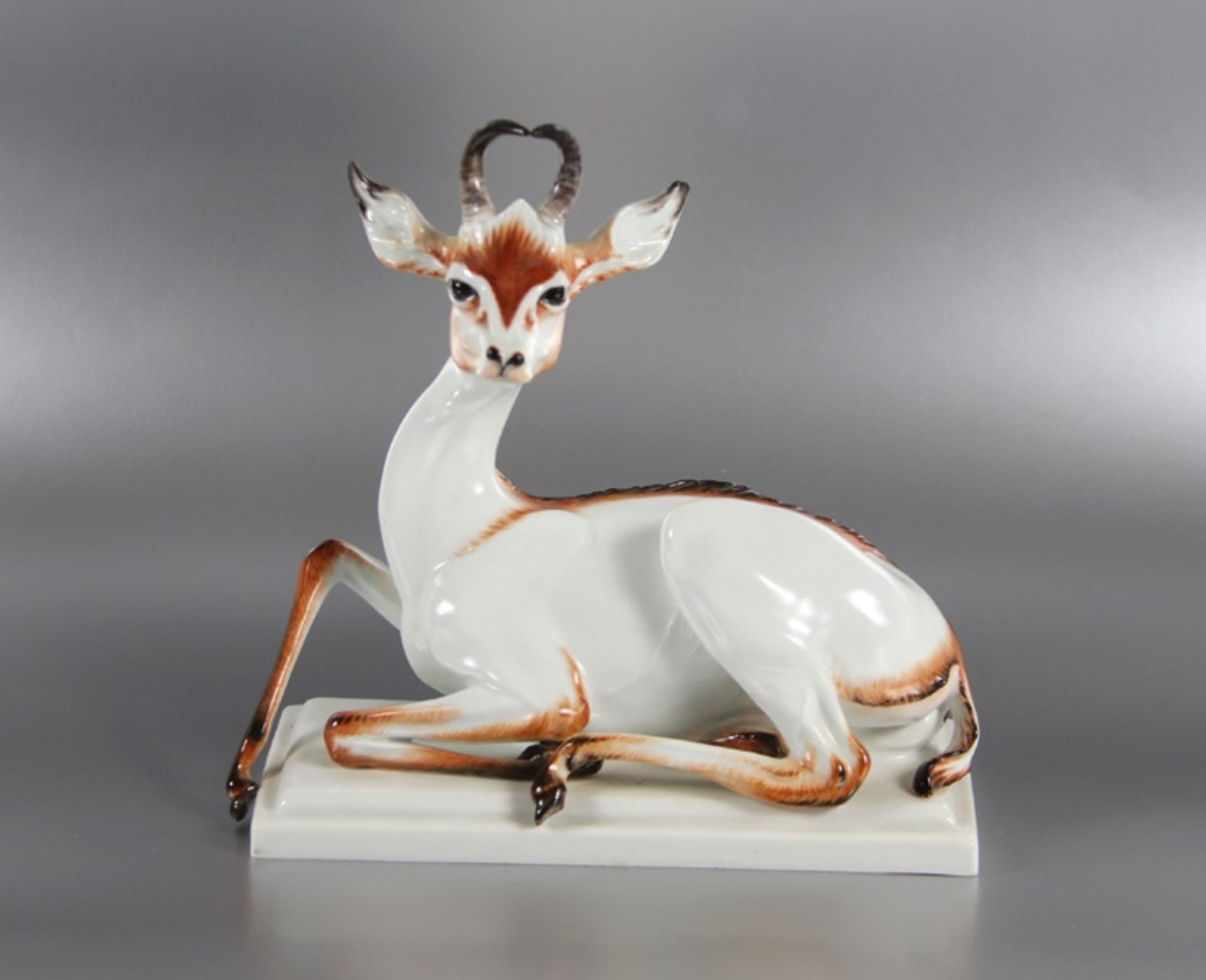 Meissen-Gazelleum 1930, Meissen, Entwurf Paul Walther, liegende Gazelle, stellenw. farbig staffiert,