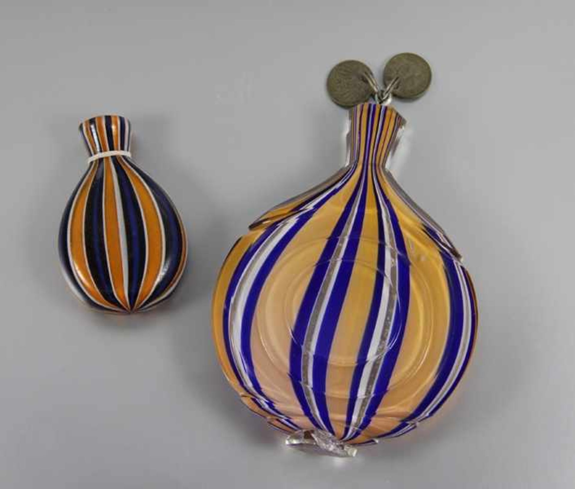 Konvolut Schnupftabakgläserum 1900, Glas, 2 Schnupftabakgläser mit verschiedenfarbigem Faden- bzw.