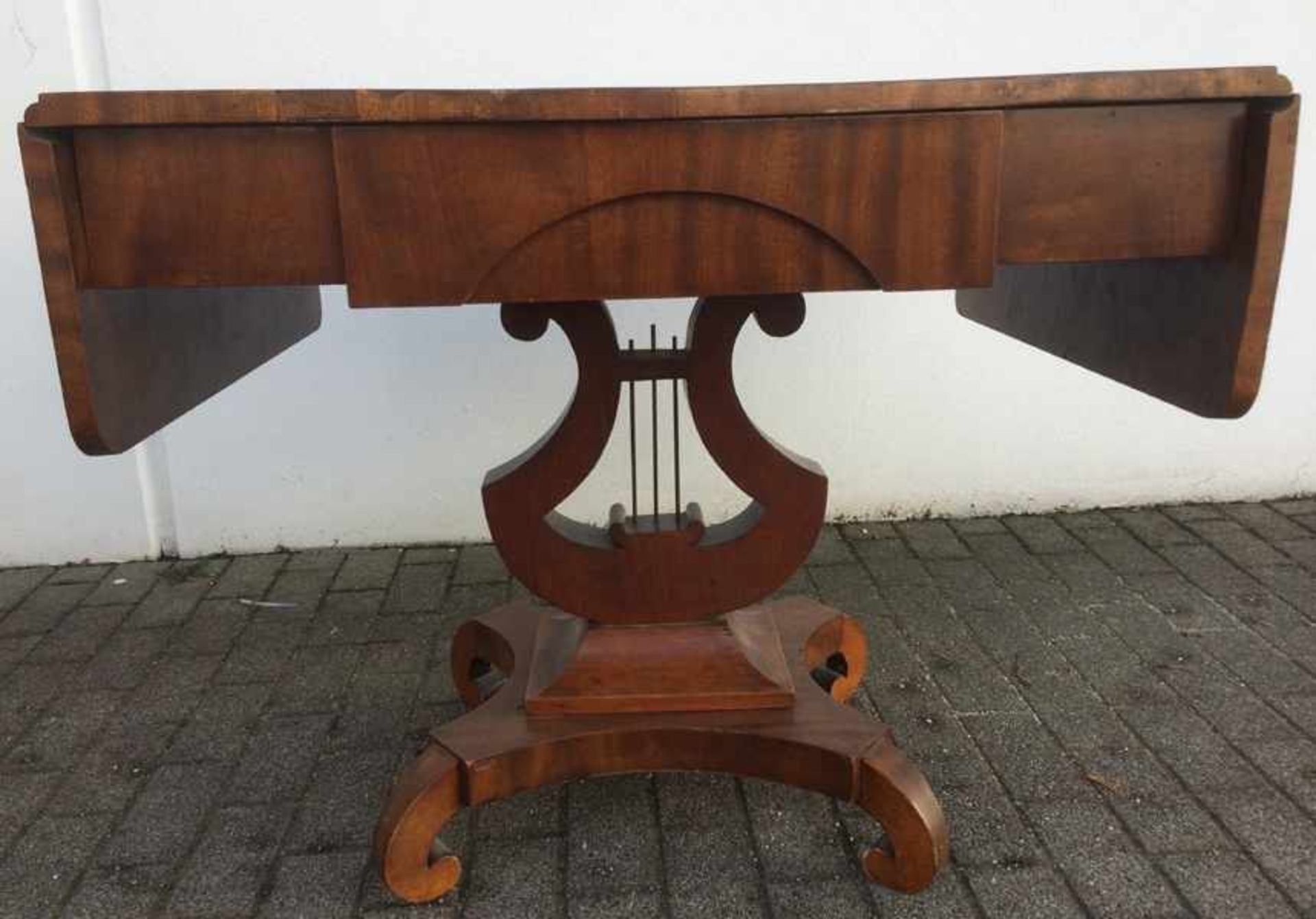 Biedermeier-Tischum 1830/40, Mahagoniholz, rechteckige Platte mit abklappbaren Seitenteilen und