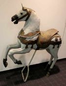 Karussellpferdum 1900 od. früher, Karussellpferd, Holz auf Metallständer, farbig gefasst, Pferd