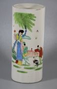 China-Vase19. Jhd., China, Porzellan-Vase bzw. Hutständer, walzenförmig, farbig staffiert mit Frau