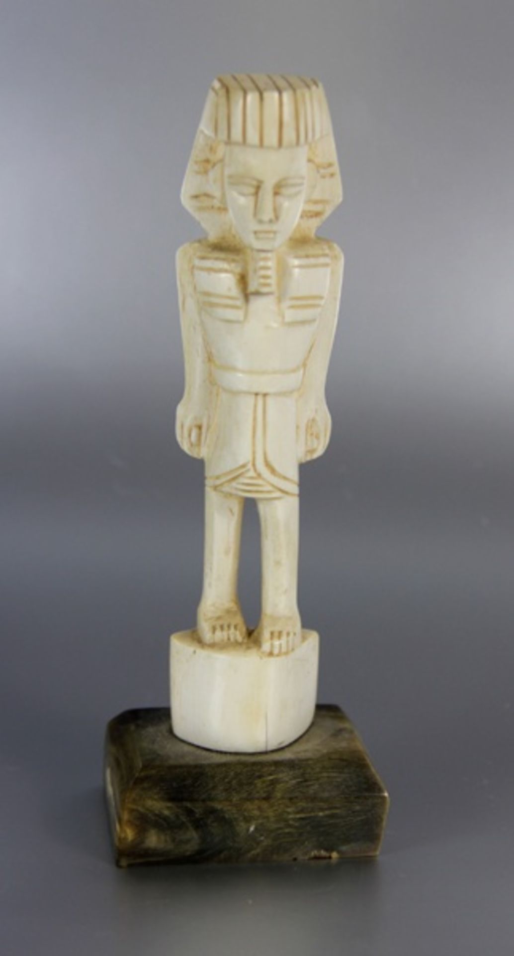 Pharaonen-Skulpturvor 1943, Elfenbein, geschnitzte Skulptur eines stehenden Pharaos oder Ägypters,