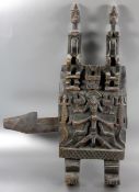 afrikanisches Türschlossca. 70 Jahre alt, Afrika, Dogon Türschloss, Holz, bekrönt von 2 sitzenden