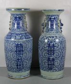 Paar Shuangxi-Vasenum 1850, China, Paar große Shuangxi-Vasen, blaues Dekor mit dem Doppelglück-