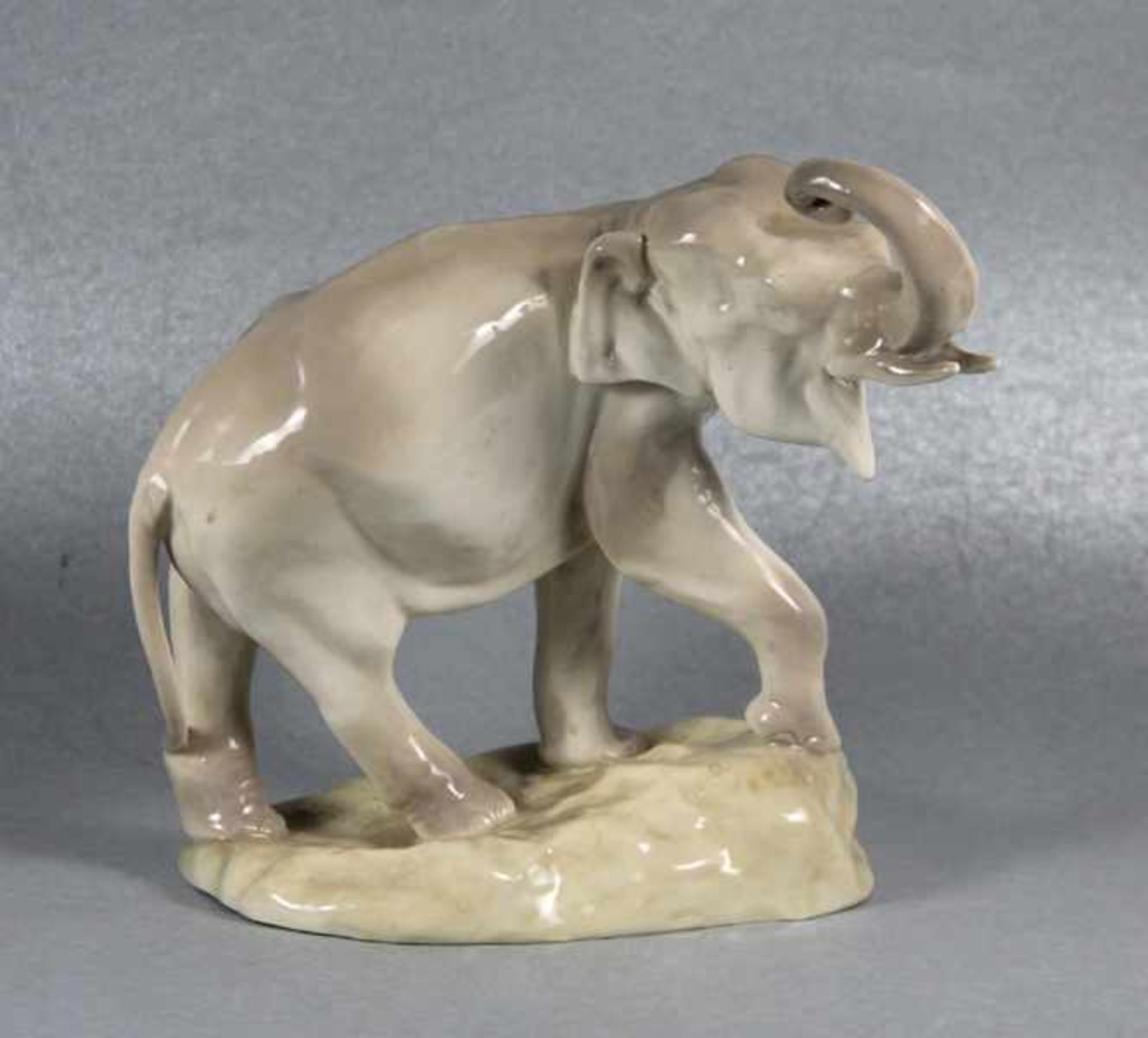 Amphora-Elephantum 1900, Imperial Amphora Turn, Keramik-Elephant mit erhobenem Rüssel,