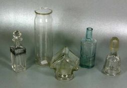 Konvolut Glas5tlg., best. aus Tintengefäß, Flakon, Stöpsel, Flasche und Apothekengefäß für