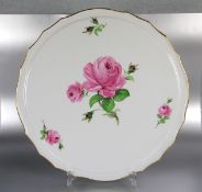 Meissen-Platte1920er/30er Jahre, Meissen, große runde Tortenplate mit passigem Goldrand, rotes