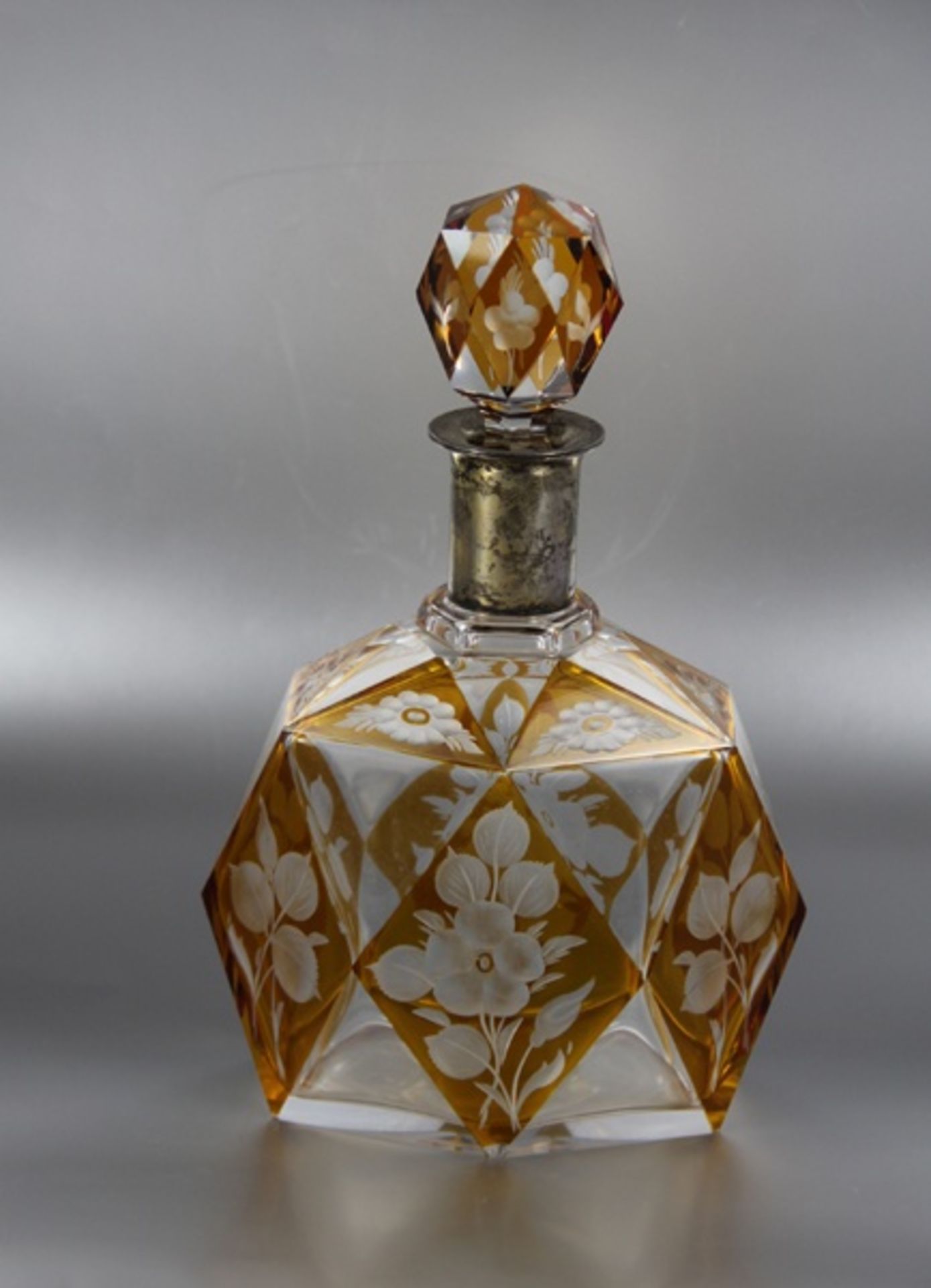 Glaskaraffeum 1900, wohl Böhmen, kantige Form mit geschnittenem Blütendekor, teils braunfarbig