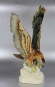 Figur Auerhahn20. Jhd., farbig staffierter Adler mit ausgebreiteten Schwingen, weißer Scherben,