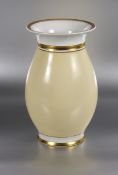 Royal Copenhagen-Vase1920/30, Royal Copenhagen, Porzellanvase, gebauchte eierschalenfarbene Wandung,