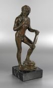 Bronze-PlastikBronze, antikisierende Plastik eines stehendes Männeraktes, junger Mann mit langen