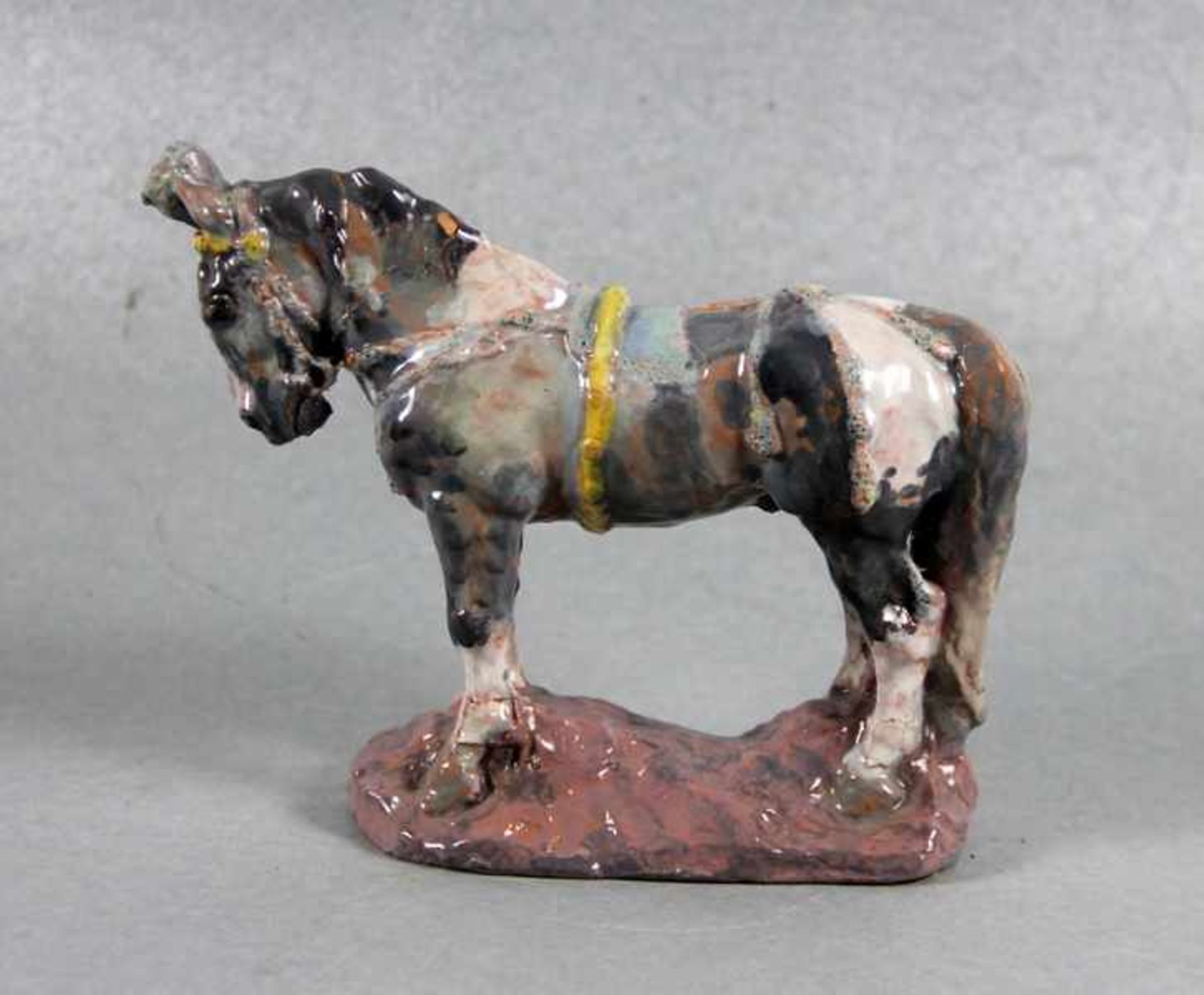Link, Wilhelm1877-1959, Original-Keramikfigur, polychrom glasiert, stehendes Pferd mit Zaumzeug