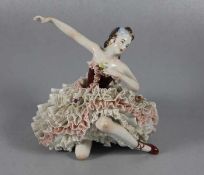 Porzellanfigur BallerinaPorzellanfigur, farbig staffierte Ballerina mit Spitzentutu, verso