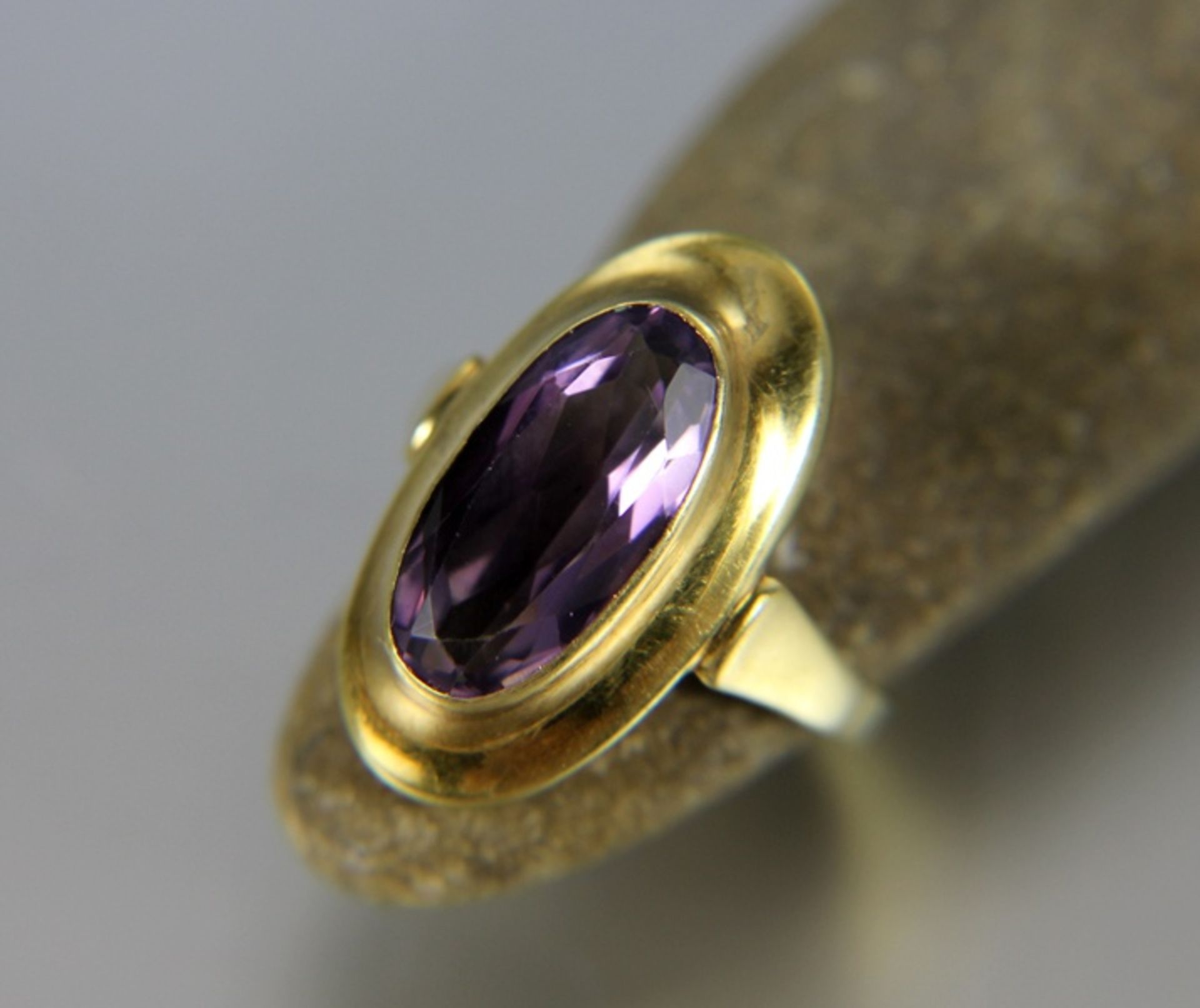 Damenring585er GG, Damenring mit ovalem Amethyst, Gebr.sp., ges. ca. 4gr.